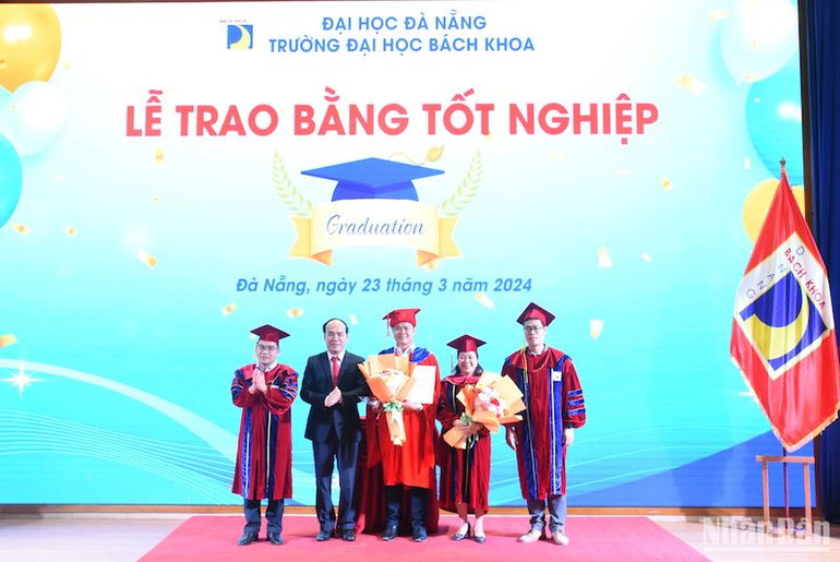 Trong đợt trao bằng tốt nghiệp này, Trường Đại học Bách Khoa - Đại học Đà Nẵng trao bằng cho 4 tân Tiến sĩ. (Ảnh: ANH ĐÀO)