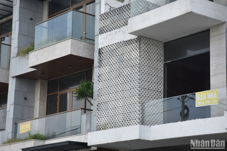 Biển rao bán căn hộ dán đầy các căn hộ. (Ảnh: ANH ĐÀO)