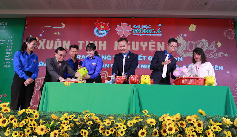 Ban giám hiệu nhà trường và Đoàn trường cùng đập heo đất gây quỹ vé xe Tết tặng sinh viên khó khăn miền trung-Tây Nguyên. (Ảnh: ANH ĐÀO)