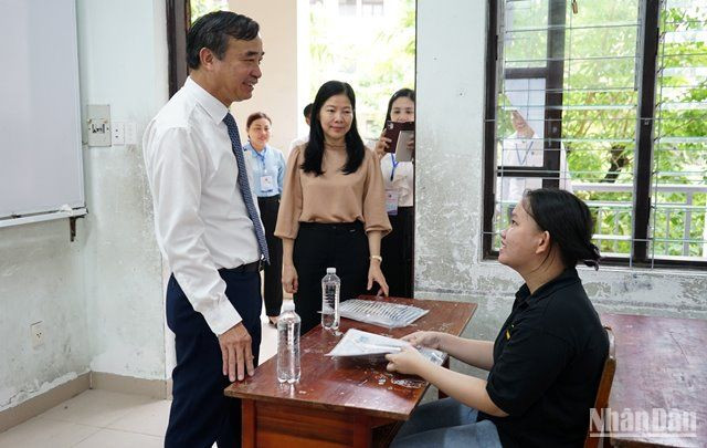 Chủ tịch UBND thành phố Đà Nẵng Lê Trung Chinh, Trưởng ban Chỉ đạo kỳ thi thăm hỏi, động viên các thí sinh tại điểm thi Trường THPT Nguyễn Khuyến sáng sớm ngày 27/6. (Ảnh: ANH ĐÀO)