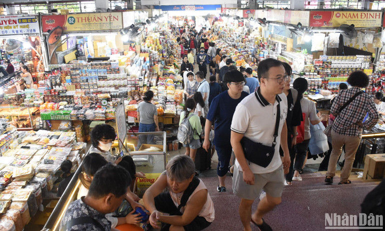 Lượng khách tham quan, mua sắm tại chợ Hàn rất đông, (Ảnh: ANH ĐÀO)