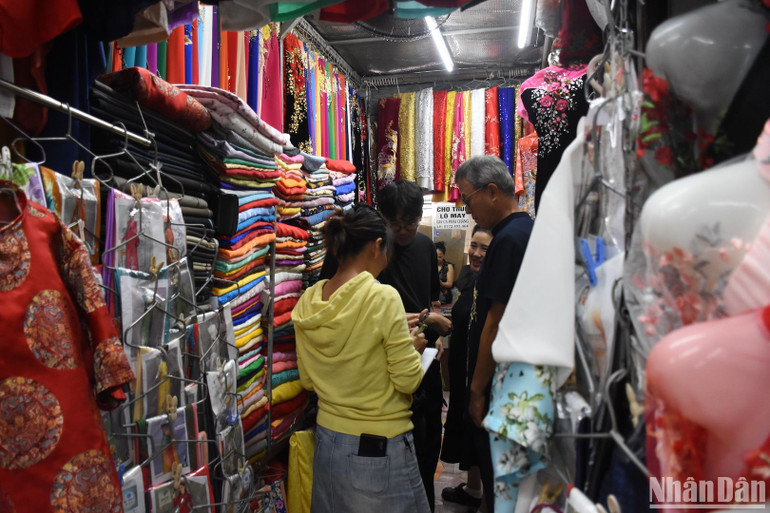 Khách chọn mua vải may đo áo dài lấy ngay tại chợ Hàn. (Ảnh: ANH ĐÀO)
