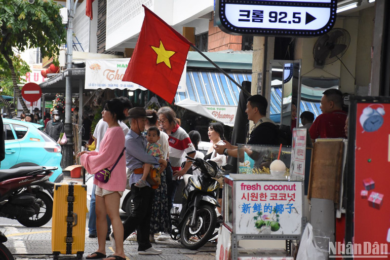 Khách du lịch đổ về khu vực trung tâm Đà Nẵng, trưa 1/1. (Ảnh: ANH ĐÀO)