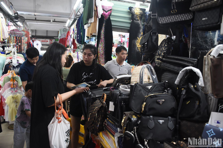 Các quầy hàng tại chợ Hàn chen kín khách. (Ảnh: ANH ĐÀO)