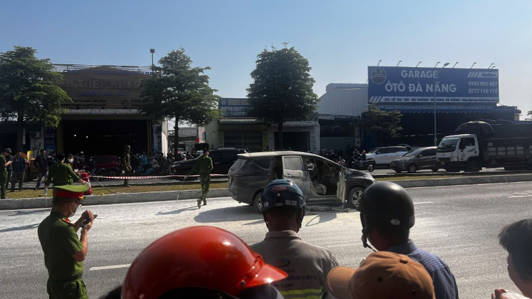 Lực lượng chức năng phong tỏa hiện trường điều tra nguyên nhân vụ việc.