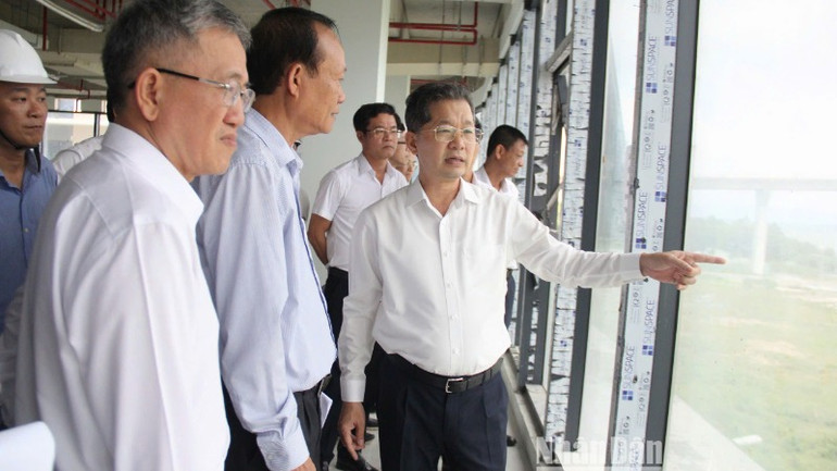 Bí thư Thành ủy Đà Nẵng Nguyễn Văn Quảng và lãnh đạo thành phố Đà Nẵng kiểm tra Khu công viên phần mềm số 2. (Ảnh: ANH ĐÀO)