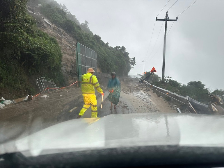 Cảnh sát giao thông cửa ô Hòa Hiệp chốt chặn tại điểm sạt lở.