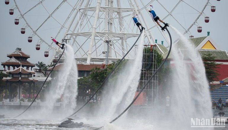 Show nghệ thuật thể thao mạo hiểm Jetski & Flyboards kết hợp với âm nhạc, ánh sáng hứa hẹn mang đến nhiều trải nghiệm khó quên cho người dân, du khách tại Đà Nẵng. (Ảnh AD) Show nghệ thuật thể thao mạo hiểm Jetski & Flyboards kết hợp với âm nhạc, ánh sáng hứa hẹn mang đến nhiều trải nghiệm khó quên cho người dân, du khách tại Đà Nẵng. (Ảnh AD)