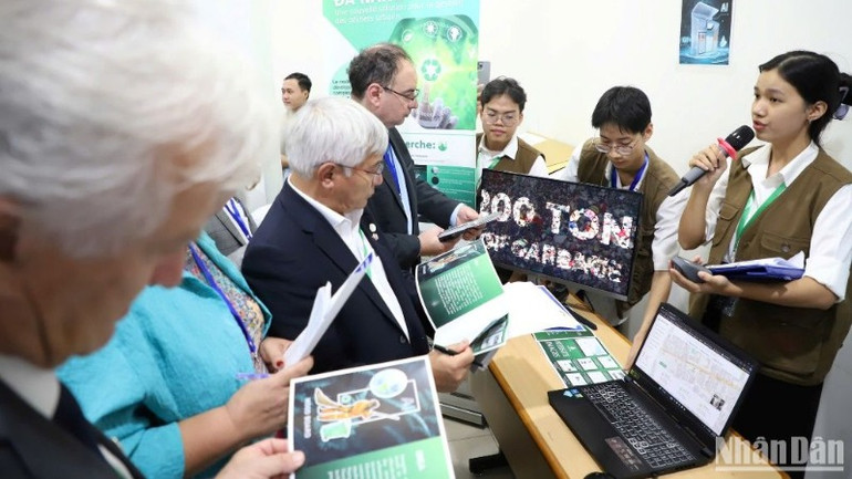 Nhóm sinh viên các Trường Đại học Kinh tế Đà Nẵng, Đại học Bách Khoa Đà Nẵng (Đại học Đà Nẵng) tham gia Chung kết Cuộc thi Smart Campus châu Á-Thái Bình Dương năm 2024 - SCAPA-2024. (Ảnh: ANH ĐÀO)