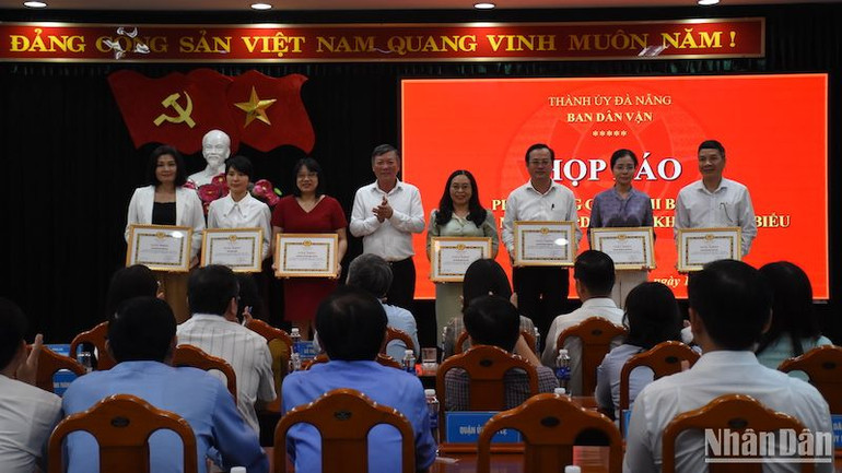 Ban Dân vận Thành ủy Đà Nẵng khen thưởng các đơn vị đạt thành tích xuất sắc trong phối hợp triển khai thực hiện Cuộc thi Báo chí viết về mô hình "Dân vận khéo". (Ảnh: ANH ĐÀO)
