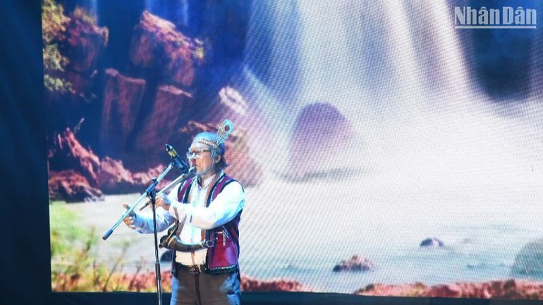 Nghệ sỹ nhân dân Trịnh Mạnh Tấu biểu diễn Độc tấu sáo trúc tại chương trình. (Ảnh: ANH ĐÀO)