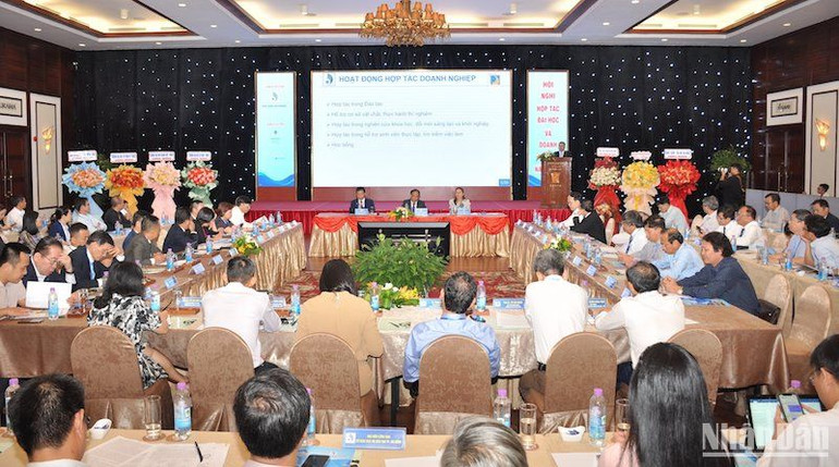 Đến nay, Đại học Đà Nẵng và các đại học thành viên, đã ký kết hợp tác với hàng trăm doanh nghiệp. (Ảnh: ANH ĐÀO) Đến nay, Đại học Đà Nẵng và các đại học thành viên, đã ký kết hợp tác với hàng trăm doanh nghiệp. (Ảnh: ANH ĐÀO)