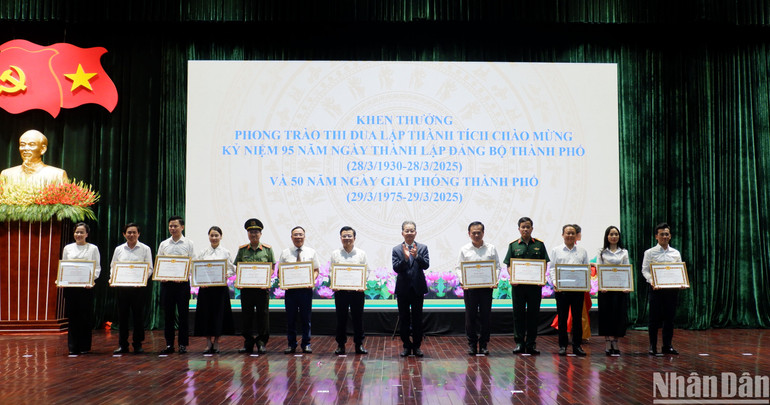 Tại chương trình, Ban Thường vụ Thành ủy Đà Nẵng, Chủ tịch Ủy ban nhân dân thành phố Đà Nẵng trao tặng bằng khen cho nhiều tập thể, cá nhân có thành tích xuất sắc trong việc thực hiện Chỉ thị Chỉ thị số 34-CT/TU và có nhiều đóng góp trong các đợt kỷ niệm lớn của Đà Nẵng vừa qua. (Ảnh: ANH ĐÀO)