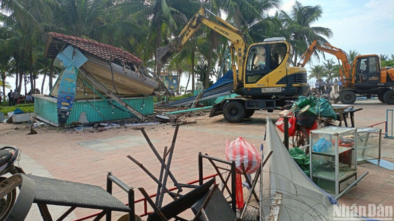 Việc cưỡng chế, tháo dỡ các quầy ẩm thực, lưu niệm này thực hiện theo chủ trương mới, dừng thí điểm mô hình này của chính quyền thành phố Đà Nẵng. (Ảnh: ANH ĐÀO)