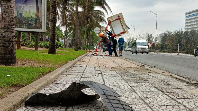 Lực lượng chức năng khắc phục lại biển báo giao thông bị gãy đỗ sau vụ tai nạn.