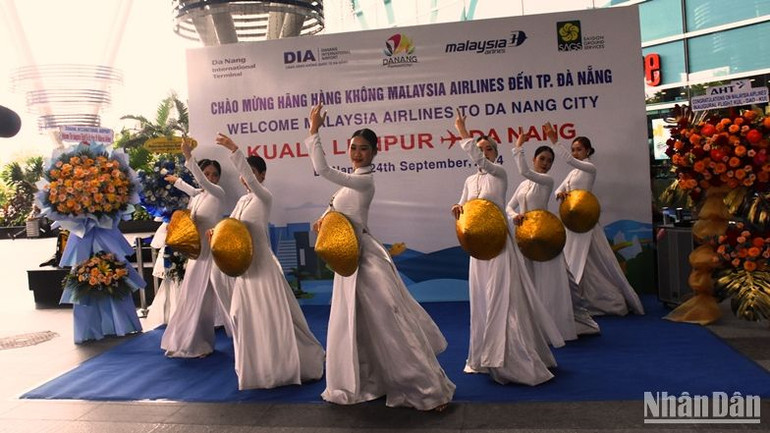 Chương trình nghệ thuật chào đón các hành khách đến từ chặng bay Kuala Lumpur-Đà Nẵng. (Ảnh: ANH ĐÀO)