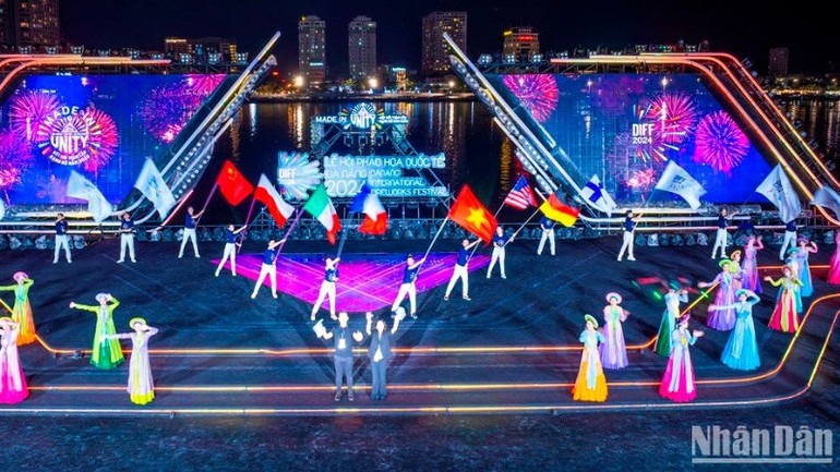 Lễ hội pháo hoa Quốc tế Đà Nẵng được tổ chức thành công, góp phần vào sự phát triển của ngành công nghiệp văn hóa Việt Nam. (Ảnh: ANH ĐÀO)