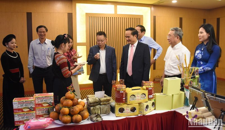 Nhiều sản phẩm du lịch, làng nghề của tỉnh Tuyên Quang được giới thiệu tại hội nghị chiều 29/3. (Ảnh: ANH ĐÀO)