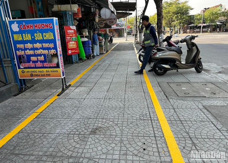 Một đoạn vỉa hè đường Khúc Hạo sau khi phân định và kẻ vạch vỉa hè chiều 13/3. Ảnh: ANH ĐÀO