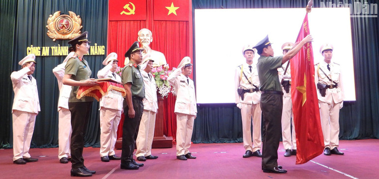 Phòng Cảnh sát hình sự Công an Đà Nẵng đón nhận Huân chương Chiến công hạng Ba. (Ảnh: ANH ĐÀO)