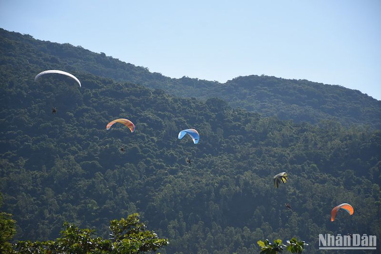 Rất nhiều phi công đã quay trở lại nhiều lần để bay trải nghiệm ngắm Đà Nẵng từ đỉnh núi Sơn Trà. (Ảnh: ANH ĐÀO) Rất nhiều phi công đã quay trở lại nhiều lần để bay trải nghiệm ngắm Đà Nẵng từ đỉnh núi Sơn Trà. (Ảnh: ANH ĐÀO)