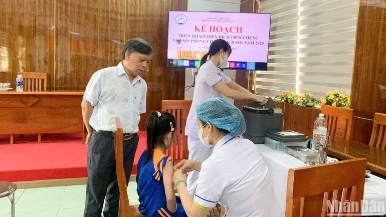 Đà Nẵng đẩy nhanh chiến dịch tiêm vaccine sởi cho các đối tượng trong độ tuổi và đang lên kế hoạch tiêm vaccine cho trẻ từ 15 tuổi và người lớn. (Ảnh: ANH ĐÀO)