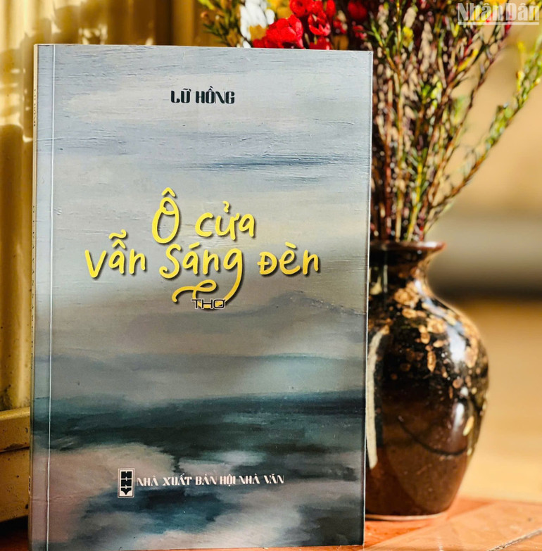 Bìa tập thơ Ô cửa vẫn sáng đèn của nhà thơ Lữ Hồng. (Ảnh: ANH ĐÀO) Bìa tập thơ Ô cửa vẫn sáng đèn của nhà thơ Lữ Hồng. (Ảnh: ANH ĐÀO)
