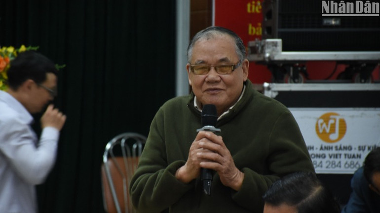 Nhà thơ Ngân Vịnh trình bày bài thơ Trên Ngũ Hành Sơn. (Ảnh: ANH ĐÀO)