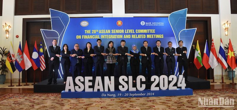 Các đại biểu chụp ảnh lưu niệm tại Hội nghị Ủy ban cấp cao về Hội nhập tài chính ASEAN lần thứ 28. (Ảnhh: ANH ĐÀO)