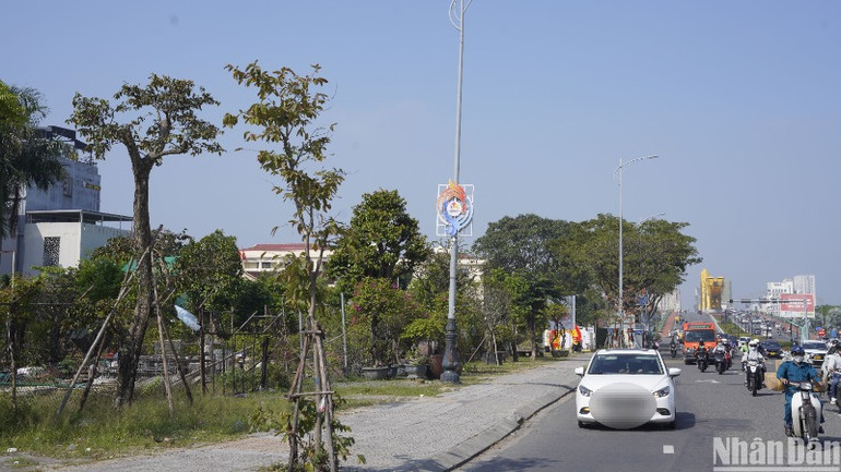 Đường Võ Văn Kiệt là tuyến đường nối cầu Rồng và đường Võ Nguyên Giáp (đường ven biển) thuộc địa bàn quận Sơn Trà. Khu đất đấu giá này nằm ngay cầu Rồng, cách sông Hàn gần 100m. (Ảnh: ANH ĐÀO)