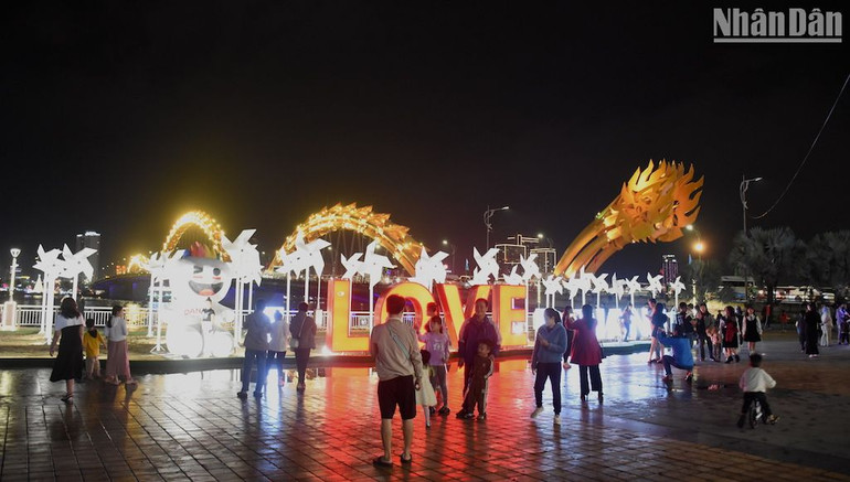 Người dân, du khách dạo phố chụp ảnh tại khu vực cầu Rồng. Người dân, du khách dạo phố chụp ảnh tại khu vực cầu Rồng.