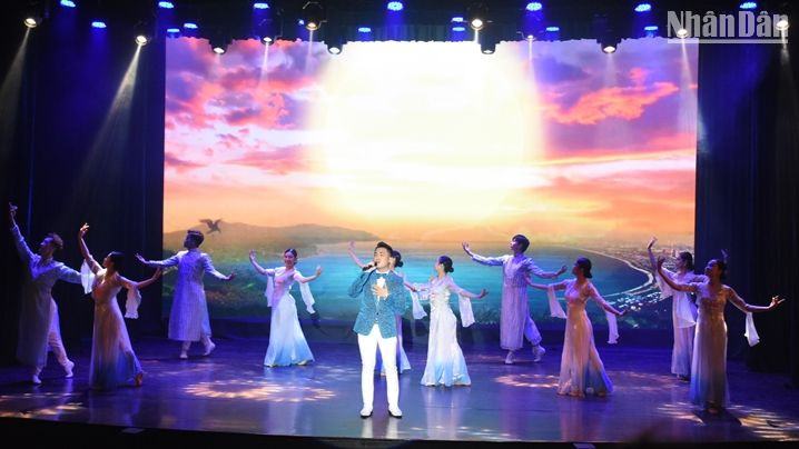Các nghệ sĩ Nhà hát Trưng Vương Đà Nẵng biểu diễn tại chương trình. (Ảnh: ANH ĐÀO)