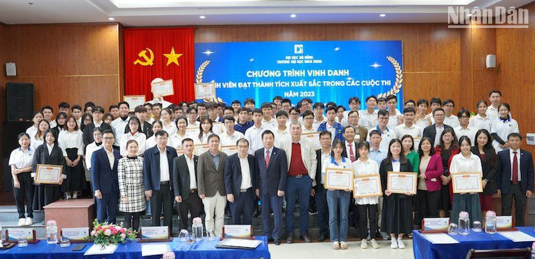 Trường Đại học Bách khoa-Đại học Đà Nẵng vinh danh 152 sinh viên xuất sắc đạt nhiều giải thưởng năm 2023. (Ảnh: ANH ĐÀO)