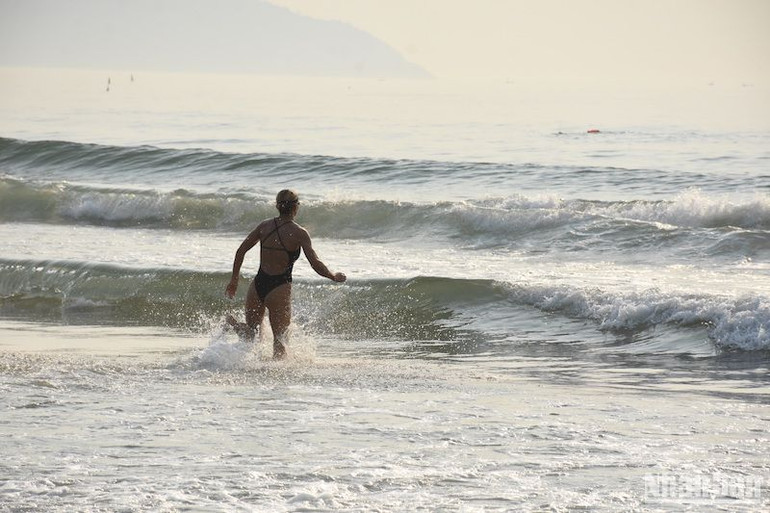 Mỗi vận động viên hoàn thành lộ trình đua gồm bơi 300m + chạy 150m. (Ảnh: ANH ĐÀO)