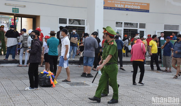 Lực lượng chức năng làm nhiệm vụ bảo vệ an ninh trật tự trong quá trình diễn ra sự kiện. (Ảnh: ANH ĐÀO) Lực lượng chức năng làm nhiệm vụ bảo vệ an ninh trật tự trong quá trình diễn ra sự kiện. (Ảnh: ANH ĐÀO)