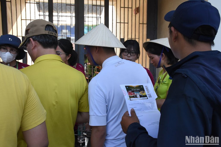 Khu vực kiểm tra vé vào sân chiều ngày 27/4. (Ảnh: ANH ĐÀO) Khu vực kiểm tra vé vào sân chiều ngày 27/4. (Ảnh: ANH ĐÀO)