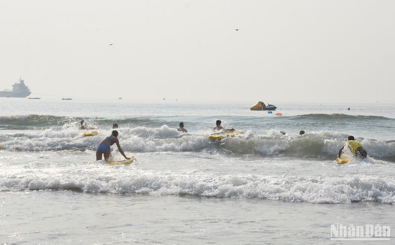 Các vận động viên tranh tài nội dung bơi ván cứu hộ tiếp sức (3x300m). (Ảnh: ANH ĐÀO)