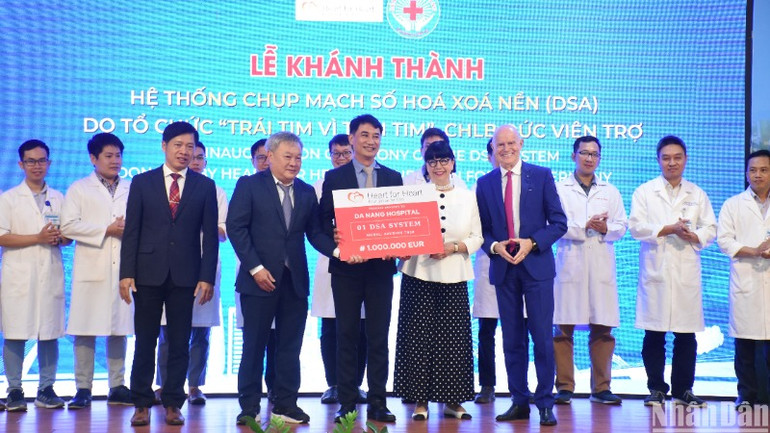Đây là hệ thống DSA thứ 3 mà vợ chồng Giáo sư Erich Johann Lejeune và Tiến sĩ Irène Lejeune cùng Tổ chức "Trái tim vì trái tim" viện trợ cho Bệnh viện Đà Nẵng. (Ảnh: ANH ĐÀO)