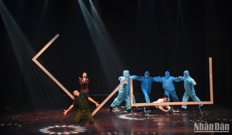 Hội Nghệ sỹ múa Đà Nẵng biểu diễn các tác phẩm tuyên truyền về đại dịch Covid-19. (Ảnh: ANH ĐÀO) Hội Nghệ sỹ múa Đà Nẵng biểu diễn các tác phẩm tuyên truyền về đại dịch Covid-19. (Ảnh: ANH ĐÀO)