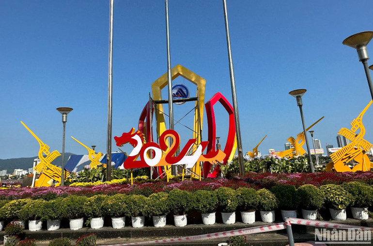 Khu vực trang trí đường hoa trước Bảo tàng Đà Nẵng - Đường Bạch Đằng. (Ảnh ANH ĐÀO)