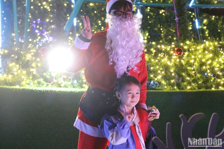 Khoảnh khắc đẹp của em bé với với ông già Noel trong đêm Giáng sinh.