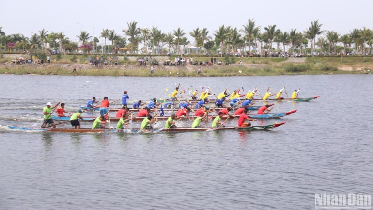 Trong khuôn khổ Lễ hội Quán Thế Âm, diễn ra các động văn hóa, thể thao, đua thuyền trên sông Cổ Cò. (Ảnh: ANH ĐÀO) Trong khuôn khổ Lễ hội Quán Thế Âm, diễn ra các động văn hóa, thể thao, đua thuyền trên sông Cổ Cò. (Ảnh: ANH ĐÀO)