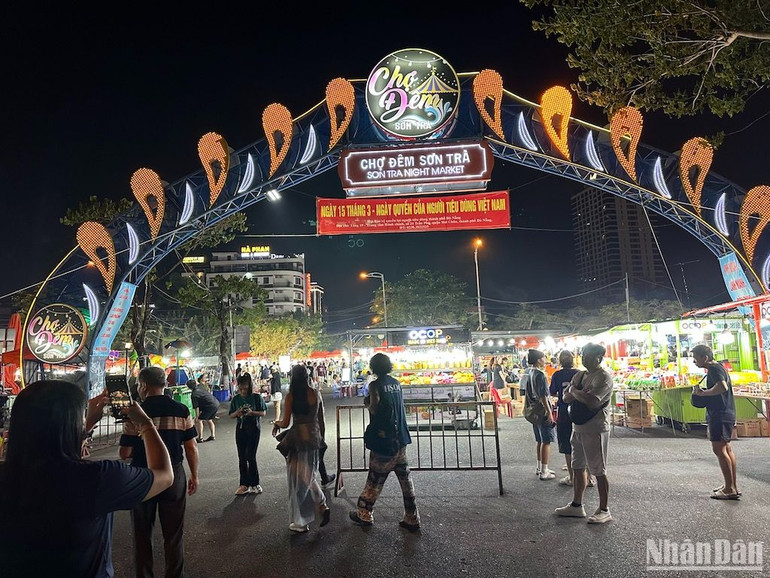 Được biết, hiện nay, Ủy ban nhân dân quận Sơn Trà đang xem xét vị trí để tổ chức lại chợ đêm, với các phương án bảo đảm về an ninh trật tự, an toàn giao thông và đang trình phương án để xin ý kiến phê duyệt của Ủy ban nhân dân thành phố Đà Nẵng. (Ảnh ANH ĐÀO)
