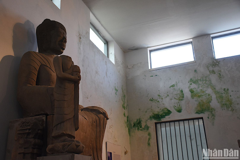 Nếu các ngành chứng năng thành phố Đà Nẵng không sớm có giải pháp xử lý tình trạng này sẽ ảnh hưởng đến việc bảo vệ các hiện vật đang trưng bày tại đây. (Ảnh ANH ĐÀO)