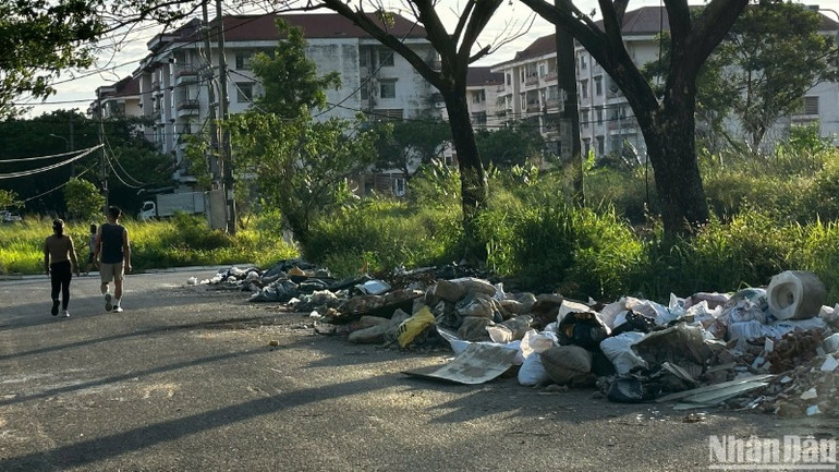Bãi rác tự phát đổ dọc dài theo cung đường gom, làm mất mỹ quan đô thị, ô nhiễm môi trường. (Ảnh: ANH ĐÀO) Bãi rác tự phát đổ dọc dài theo cung đường gom, làm mất mỹ quan đô thị, ô nhiễm môi trường. (Ảnh: ANH ĐÀO)