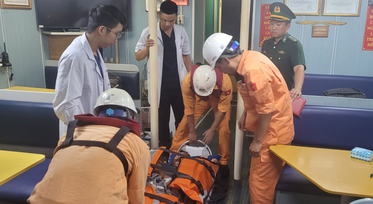 Ngư dân Đỗ Văn Hiền được đưa về đất liền an toàn, chuyển đến bệnh viện tiếp tục điều trị. Ảnh Trung tâm II. Ngư dân Đỗ Văn Hiền được đưa về đất liền an toàn, chuyển đến bệnh viện tiếp tục điều trị. Ảnh Trung tâm II.