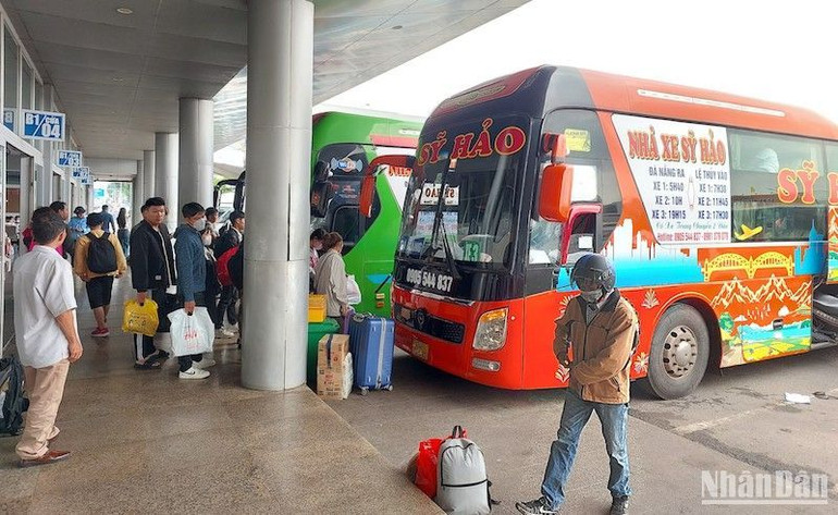Hầu hết khách đi xe đều đặt vé qua tổng đài, lên bến đúng giờ xe xuất phát. (Ảnh ANH ĐÀO)