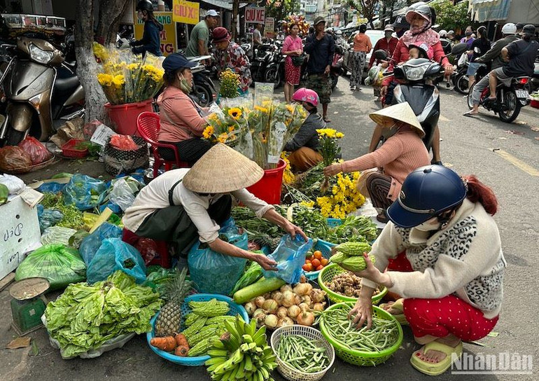 Giá rau xanh và các loại đậu, mướp đắng... vẫn giữ nguyên như ngày thường. (Ảnh: ANH ĐÀO)