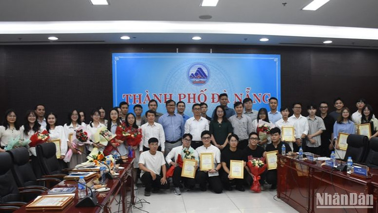 Ban tổ chức trao giải cho các tác giả, nhóm tác giải đạt giải. (Ảnh: ANH ĐÀO)