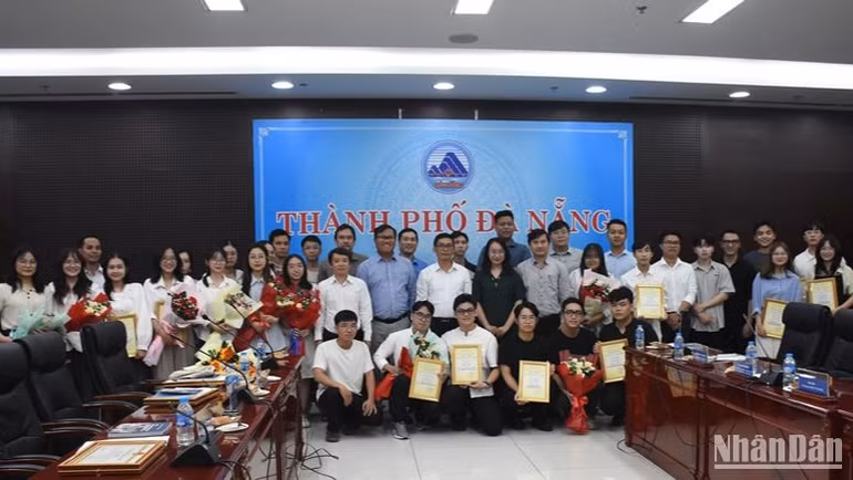 Ban tổ chức trao giải cho các tác giả, nhóm tác giải đạt giải. (Ảnh: ANH ĐÀO) Ban tổ chức trao giải cho các tác giả, nhóm tác giải đạt giải. (Ảnh: ANH ĐÀO)